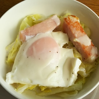 ハムと目玉焼きとキャベツのサラダ